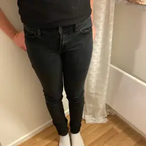 Ett par Levis jeans i svart, de är skinny! I ett toppen skick.