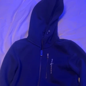 Sail racing Hoodie  - Mörkblå sail racing Hoodie i bra skick köpt för runt 1300 och säljer för 700, kan tänka mig sänka vid snabb affär 