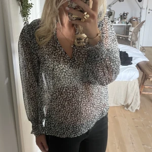 Mango blus - Svartvit blus från mango med silverdetaljer. Pris kan diskuteras, köparen står för frakt🙌🏻slutsåld nästan överallt, original pris 399.