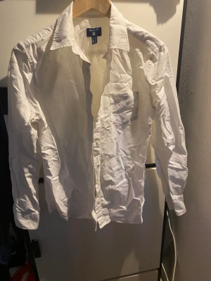 Vit skjorta  - Vit skjorta från Gant, normal i storlek. Fint skick. 