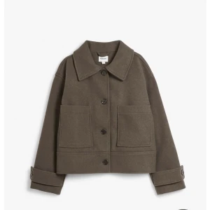 Kappahl brun kappa - Säljer nu min bruna kappa från Kappahl! Storlek S men passar mig bra som oftast har xs💘 Jättebra skick, dock lite nopprig vilket går att lösa såklart💕 nypris 900 kr