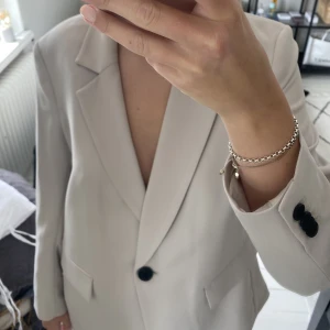 Kavaj  - En beige overzised kavaj från H&M som är i nyskick. Endast använd en gång och kommer inte till användning. 