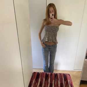 Kjol/topp - Såååå fin kjol som går att använda både som kort kjol och som en så fin topp!! Älskar mönstret på denna kjol, gul, beige och svarta blommor sen har den även en volang längst ner😍😍💕