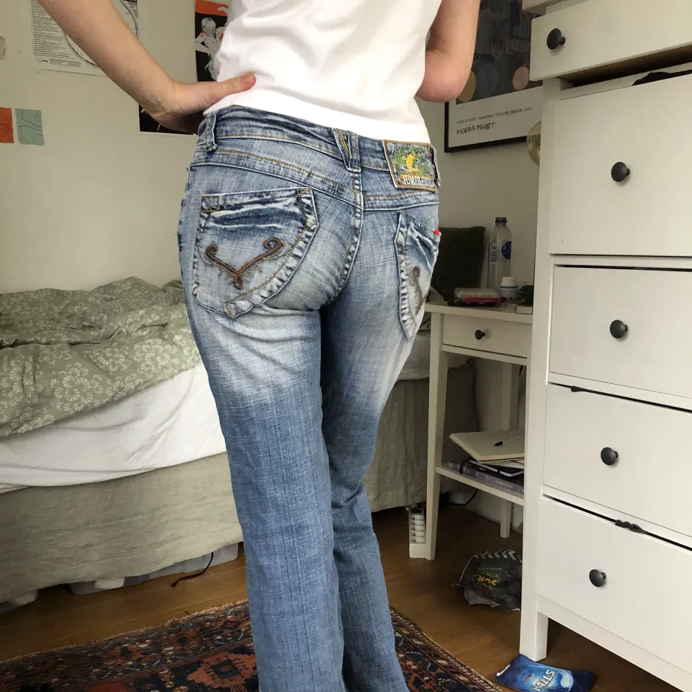 Riktigt feta jeans lite y2k vibe passar till allt love them, midjemått: 35cm innerbenslängd: 82cm. Jeans & Byxor.