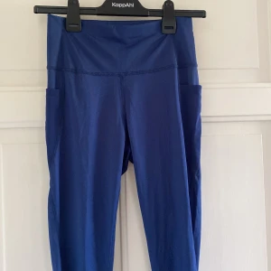 Träningstights - Snygga marinblå tights. Funkar för dig som är upp till 165-170 lång (och kortare) Sköna, stretchiga och med fickor på båda sidor.