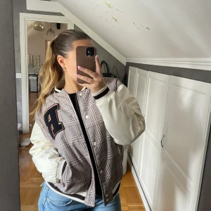 Jacka  - Säljer denna svin coola jacka då den inte kommer till användning. Köpt på H&M och är som ny! 