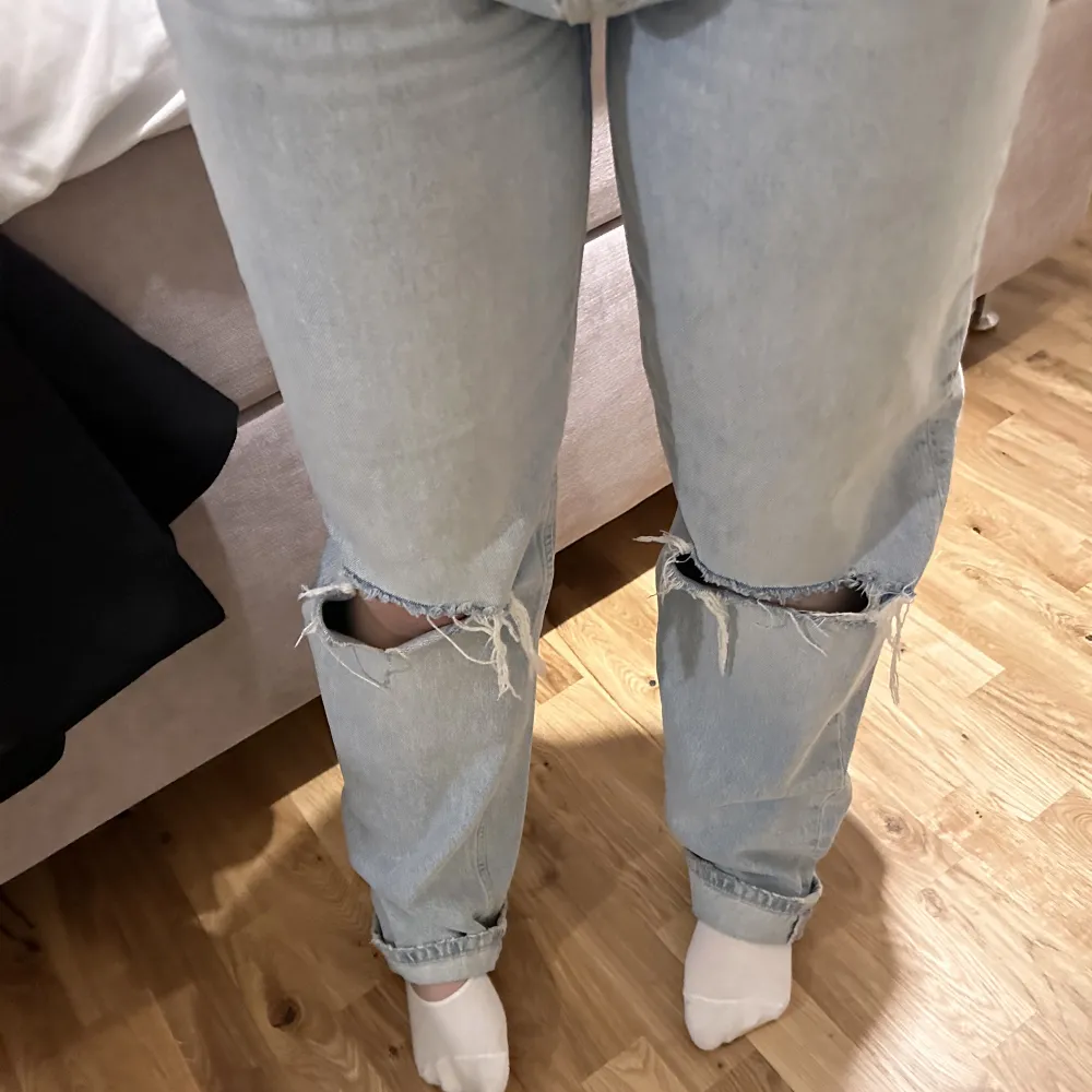 Skit snygga ljusblåa jeans med hål  ifrån Ginatricot, köpte för 599kr! . Jeans & Byxor.