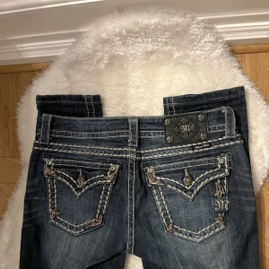 Miss me lågmidjade jeans  - Säljer mina Miss me jeans då de inte kommer till användning. De är en rak modell och storlek 28, lågmidjade💕