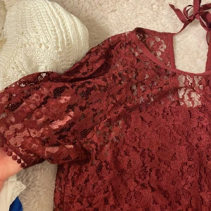 Söt tröja  - Den är jätte fin o jag är typ en ca eller S o den sitter bra på mig bara att jag inte andvönder den men den sitter bra på min mamma också som är m eller L så den sitter bra på alla skriv om mer frågor ❤️