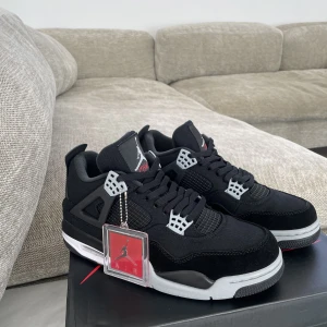 Air jordan 4 black canvas - Tjena folket! Säljer helt nya Jordan 4or black canvas, storlek 43, vid fler frågor är det bara att skriva.