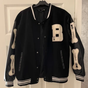 College jacka - Säljer denna jacka som jag tidigare köpt på Plick (sista bilden är lånad av hon jag köpte jackan av), jag har användt den cirka 10 gånger men det var inte riktigt min stil💕