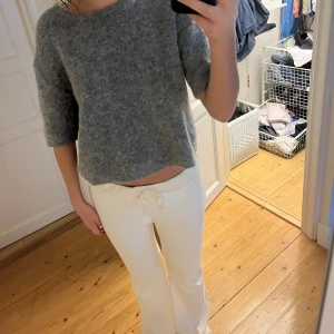 Stickad t shirt lindex - Säljer den här så fina tröjan i alpackablandning från Lindex. Så skön o mysig, säljer då jag tröttnat på den!🩷