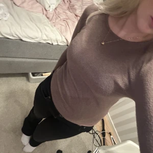 Bikbok tröja  - Tunn brun tröja från bikbok i ett ”lurvigt” material, se på sista bilden. Perent färg nu inför hösten 