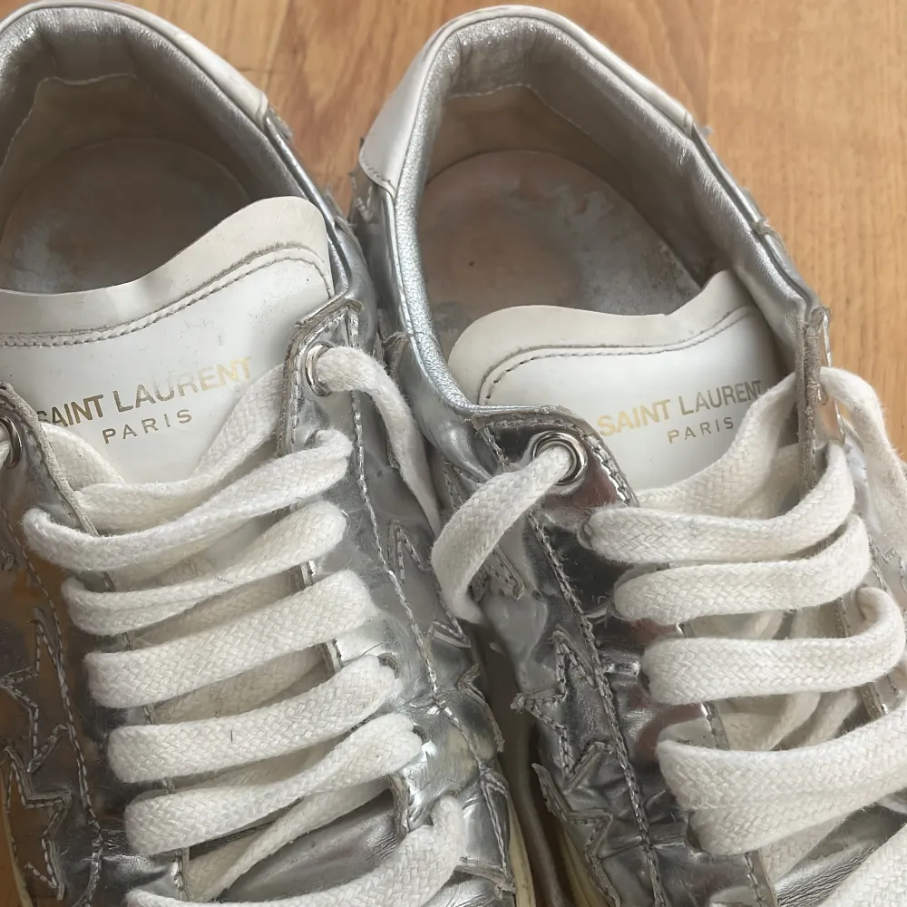 Silver skor med stjärnor på i storlek 37 . Skor.
