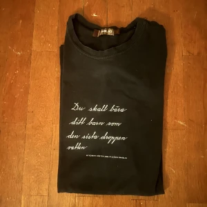 Vintage tshirt med poesi  - Rätt så gammal tisha från märket emilio. Med typ poesi på eller något fet iaf