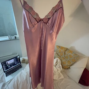Klänning - Rosa lingerie klänning som är ganska kort. 