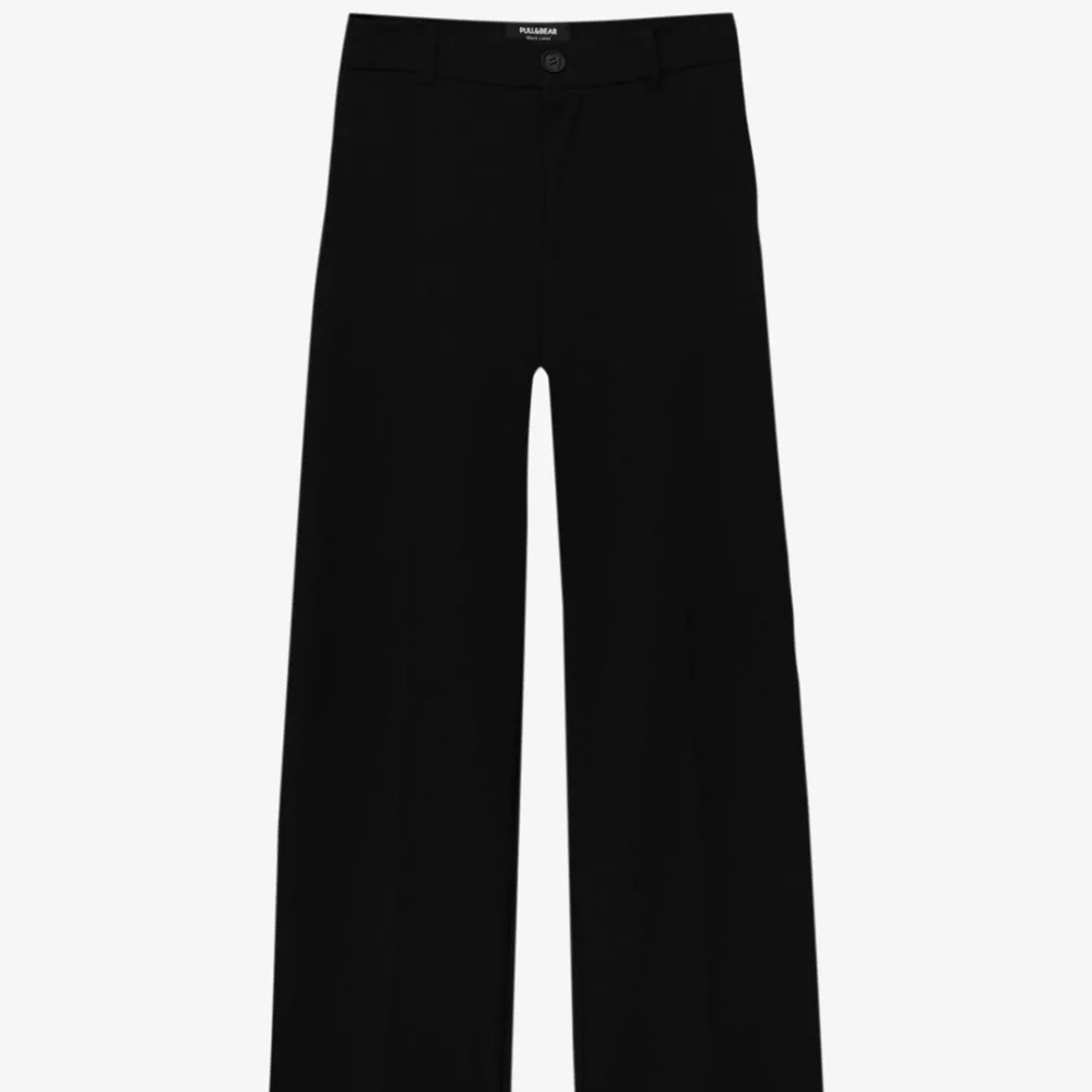 Svarta raka kostymbyxor som är sköna och sitter väldigt bra, använda men ser nya och fräscha ut🫶🏼. Jeans & Byxor.