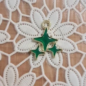 Berlock/hänge  - Fint hänge till armband, örhängen och halsband.  Nickelfritt.  Finns många.  Porto 15 kr.