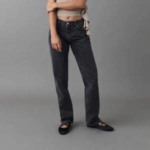 Mid rise jeans från Zara i storlek 38 som inte kommer till användning! Väldigt fint skick