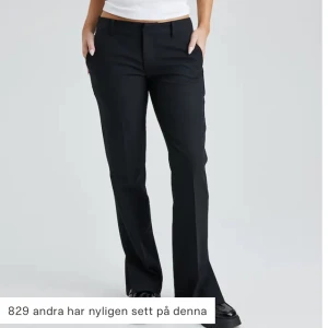 Bikbok lågmidjade kostymbyxor  - Säljer dessa lågmidjade kostymbyxor från bikbok i petite modellen. Dom är aldrig använda med lappen kvar.💘