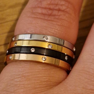 Ringset med 4 ringar rostfrittstål  - Super fina ringar i rostfrittstål. Går att duscah o bada med. Tappar inte färg. Stl 18