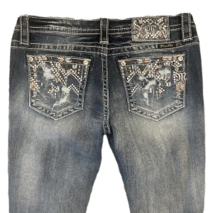 Miss me jeans - Miss me jeans som är lågmidjade och skinny/straight fit. I fint skick utan fläckar❤️Midjemåttet tvärs över är 40cm och innerbenslängden är 75cm💗 Jag är 168💓 Tryck gärna på köp nu❤️