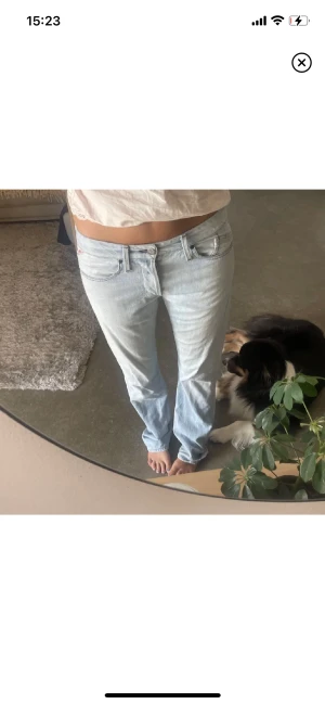 Jeans - jättesnygga jeans, det står inte storleken på dom men passar allt mellan 36-40 beroende på hur man vill att dom ska sitta🫶🏼🫶🏼 bilderna är lånade
