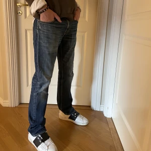 East west jeans - Tja säljer nu mina riktigt snygga jeans i riktigt bra skick, hör av dig vid frågor eller funderingar😀