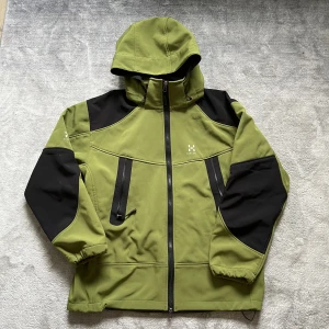 Grön Haglöfs jacka - Snygg haglöfs jacka perfekt till vintern i bra skick förutom att spännet är trasigt men det stör inte. Skriv vid intresse eller frågor.✌️ glöm inte kolla in min profil och följ för mer kläder😊