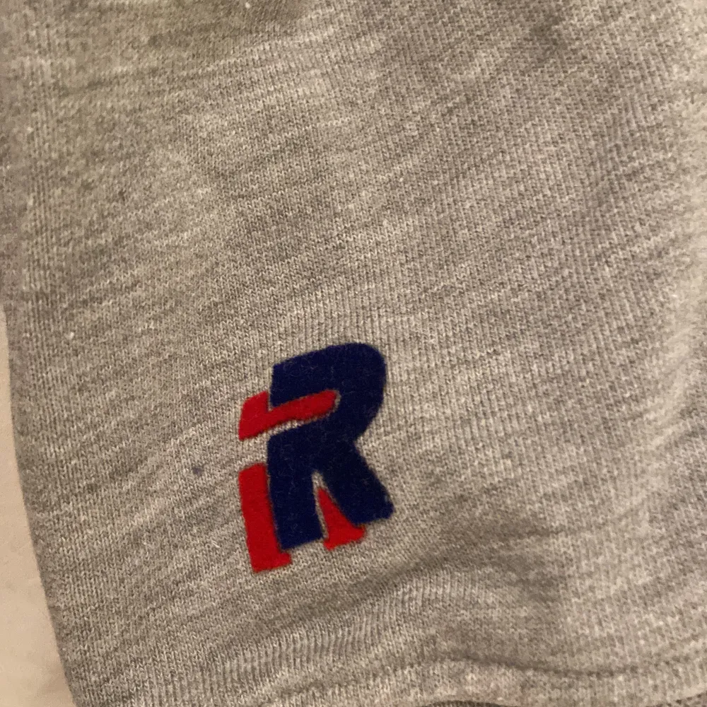 En Replay tröja som är grå med röd blå text på! Har även ett litet R längst med tröjarmen.. Tröjor & Koftor.