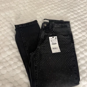 Byxor  - Säljer dessa fina jeans byxor från zara, aldrig använda💕 Original pris: 559kr 
