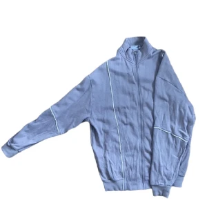 Retro kofta  - Följ profilen och få 5% i rabatt   Produktens skick:mycket god   Storlek: S  Passform: oversize  Unisex  För mer info, kontakta mig 😀