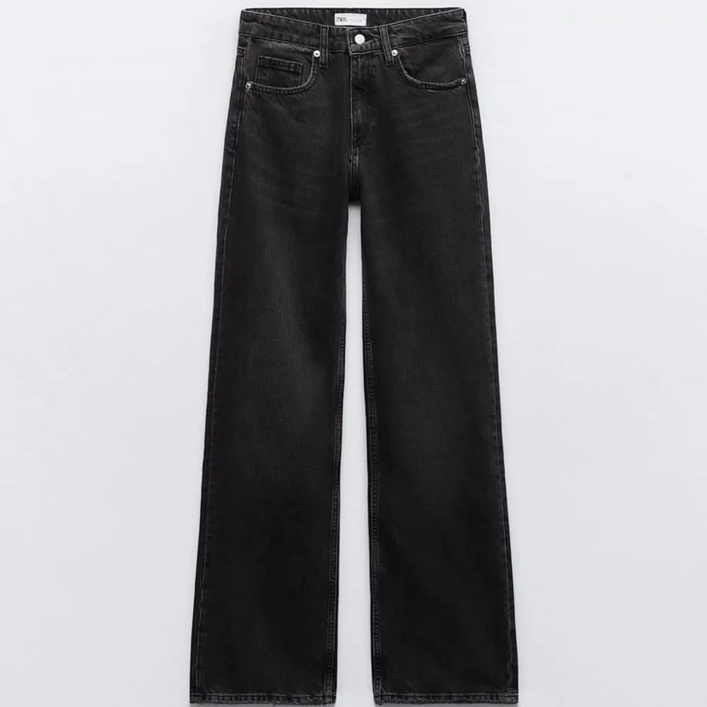 Svarta zara jeans, knapp använda💘 full length💫💫. Jeans & Byxor.