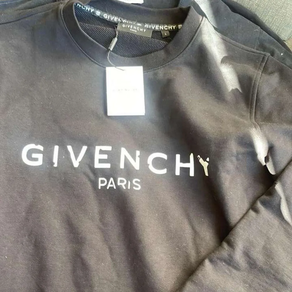 En oanvänd sweatshirt från Givenchy i storlek large.. Tröjor & Koftor.