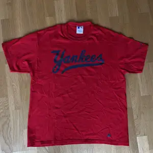 Svin snygg Yankees t-shirt som tyvärr aldrig kommer till användning hos mig! :) Strl. L men skulle säga att den är väldigt liten så mer som en M