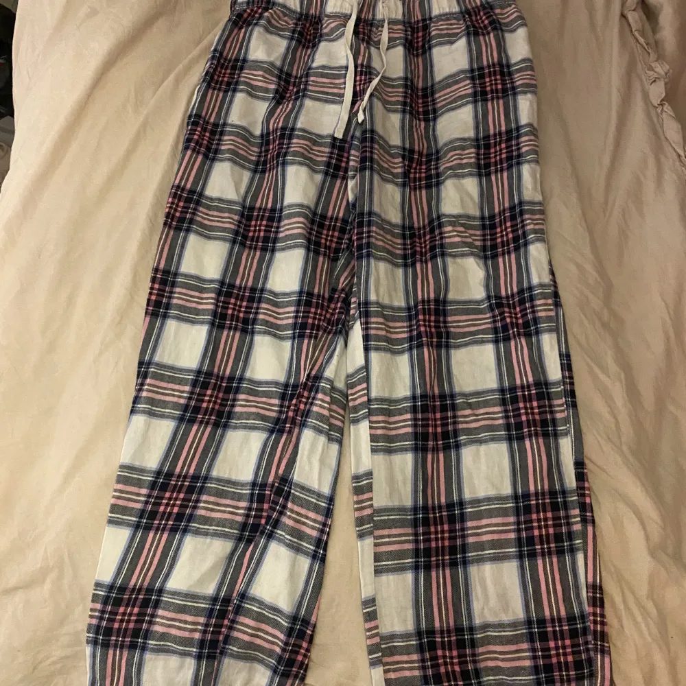 Ett par jättefina midewaste pyjamasbyxor använda ca 3 gånger:  Färger: svarta, vita och rosa  🌸. Jeans & Byxor.