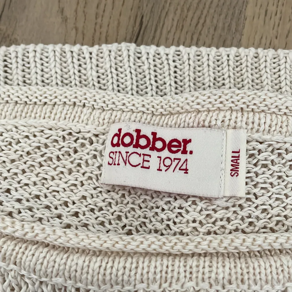 En fin stickad vit tröja som är från dobber, säljer pga att den inte används längre, den är i ett fint skick och ej nopprig.. Stickat.