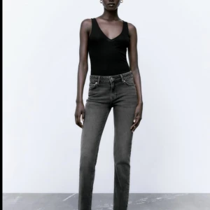 Grå jeans från zara - Gråa jeans ifrån zara i storlek 36. De är i jättefint skick då jag endast använt 2 ggr. 