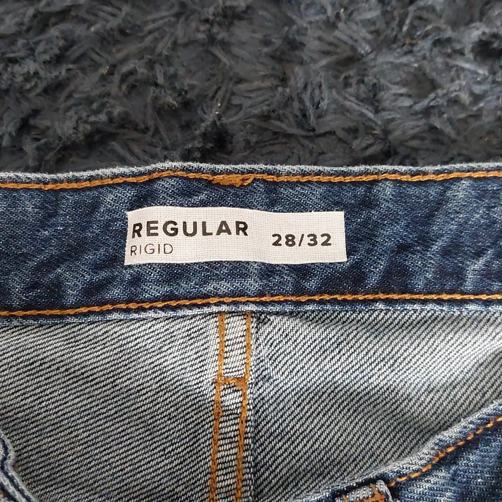 Jeansen är i väldigt bra skick. Nästan aldrig använda. Dom är i W28 L32 så den passar dom som är 170 och 176. Jeans & Byxor.