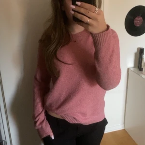 Rosa stickad💖 - Säljer denna jättefina mysiga stickade ifrån Vero moda då den tyvärr inte använda längre💗 Lite nopprig, men fortfarande fint skick!💓Hör av dig för fler bilder eller frågor! Gratis frakt!💘 Storlek M men sitter snyggt lite större på mig med XS/S💕