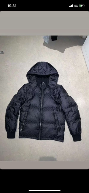 Jacka o keps  - Jackan sälja för 5k prutat o klart Kepsen säljs för 2,8