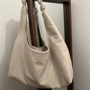 Handväska  - Handväska i fint skick från gina tricot