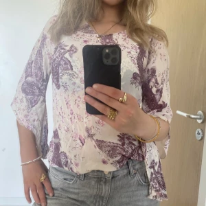 Blus - Cremevit Blus med lila paisley mönster från Kappahl. 