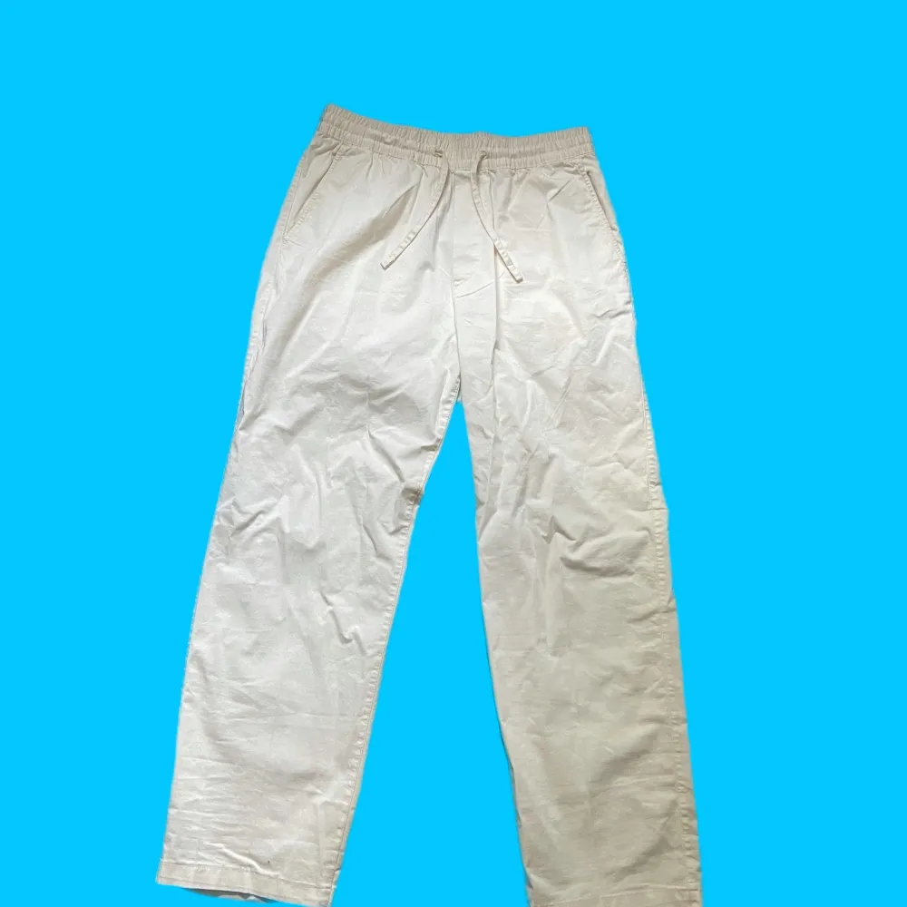 Original pris 450kr, priset kan diskuteras. Baggy och sköna parachute byxor i vit färg.. Jeans & Byxor.