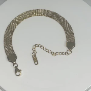 Rostfrittstål armband med stämpel k18 - Rostfritt armband (stainlesssteel) helt ny! Och oanvänd ✨🫧☺️ sälja då jag har galet mycket smycken hemma😅