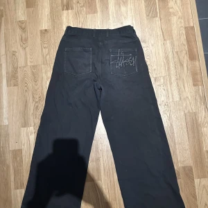 Stussy Jeans  - Det här är ett par as feta baggy stussy jeans. Dom är skit bra skick och säljer dom för dom tyvärr är för små.  Midja:38cm Längd:99cm Innerben:72