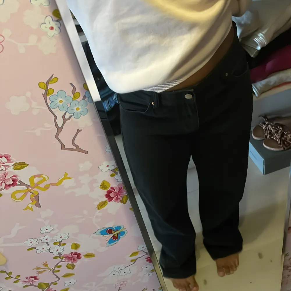 Säljer de här snygga jeansen då de inte passar mig. Dessa super snygga svarta jeans är baggy och långa. De skulle nog passa någon som är 170. De är i nyskick och helt oanvända😍 köparen står för frakt❤️. Jeans & Byxor.