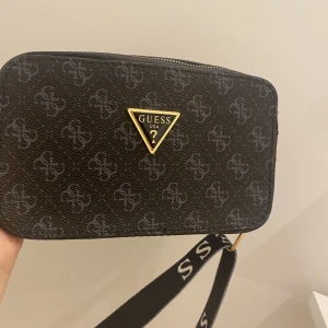 Guess - Säljer en guess väska, helt ny. Pris kan diskuteras. Fri frakt ingår ej utan man betalar även för frakten.🫶🏼