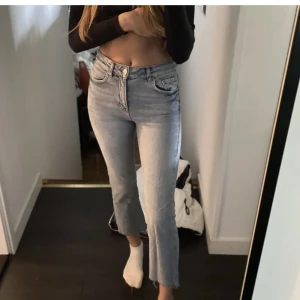 Jeans  - Jeans från Gina tricot storlek 36 , aldrig använda, jag är 175 cm lång för referens, tryck gärna på KÖP NU ‼️ 