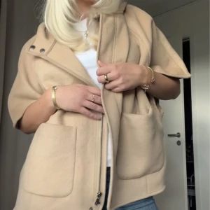 Kappa zara - Super söt kappa från zara som är öppen på sidorna. Den är i barn storlek men passar mig som har S eftersom den är oversize